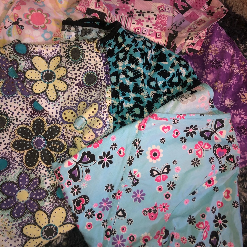 SCRUB TOPS ⭐️👩🏼‍⚕️ 6 tops sz xs/s make an offer! 🙂
